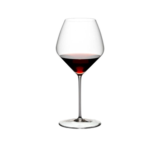 bouteille de vin rouge et verre transparent avec du vin rouge mis sur une  cuve de fermentation de vin avec de nombreux réservoirs de fermentation de  vin placés près du mur de